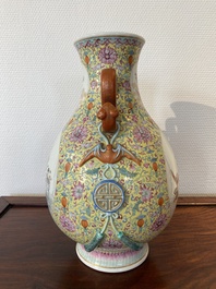 Een Chinese famille rose 'hu' vaas met decor van de 'acht onsterfelijken', Qianlong merk, Republiek
