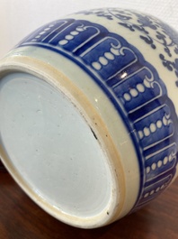 Een Chinese blauw-witte pot met lotusslingers, Qianlong
