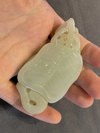 Een Chinese jade hanger met twee katten, Qing