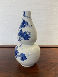 Een Chinese blauw-witte kalebasvaas, 19e eeuw