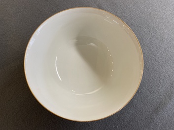 Bol en porcelaine de Chine famille rose &agrave; d&eacute;cor de gar&ccedil;ons sur fond turquoise, marque de Qianlong, 20&egrave;me