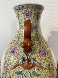 Een Chinese famille rose 'hu' vaas met decor van de 'acht onsterfelijken', Qianlong merk, Republiek