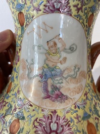 Een Chinese famille rose 'hu' vaas met decor van de 'acht onsterfelijken', Qianlong merk, Republiek