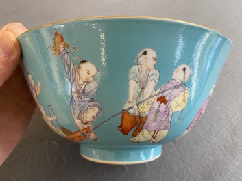Bol en porcelaine de Chine famille rose &agrave; d&eacute;cor de gar&ccedil;ons sur fond turquoise, marque de Qianlong, 20&egrave;me