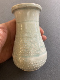 Een Chinese peervormige qingbai vaas, Song/Jin