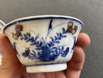 Een Chinese blauw-witte en koperrode kop en schotel, Kangxi