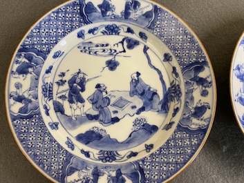 Een paar Chinese blauw-witte borden met geleerden, Kangxi