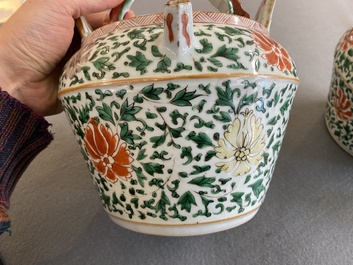 Een paar Chinese famille verte lijmpotten met deksels, Kangxi