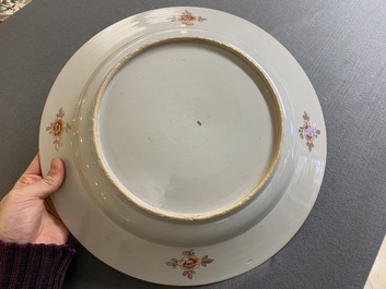 Een Chinese wapenschotel met blauw-wit, verguld en ijzerrood decor, Qianlong