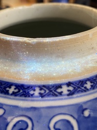 Een Chinese blauw-witte pot met lotusslingers, Qianlong