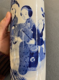 Een Chinees blauw-wit kaststel van vier vazen met dames en kinderen, Kangxi merk, 19e eeuw
