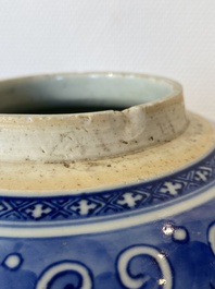 Een Chinese blauw-witte pot met lotusslingers, Qianlong