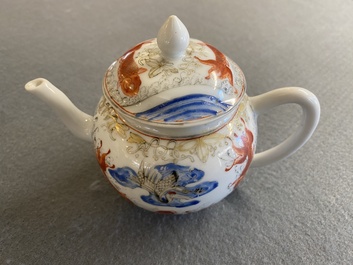 Een Chinese ijzerrode en grisaille theepot met karpers en kraanvogels, Yongzheng