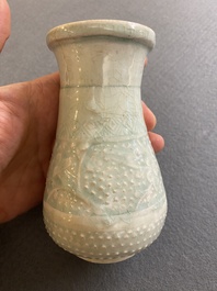 Een Chinese peervormige qingbai vaas, Song/Jin