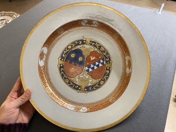 Een Chinese wapenschotel met blauw-wit, verguld en ijzerrood decor, Qianlong