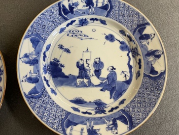Een paar Chinese blauw-witte borden met geleerden, Kangxi
