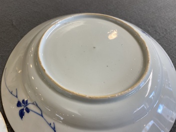 Een paar Chinese blauw-witte borden met geleerden, Kangxi