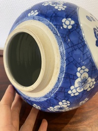 Een Chinese blauw-witte dekselpot met decor van antiquiteiten, Kangxi