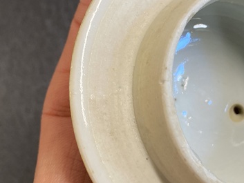 Een Chinese famille rose 'Vier elementen' theepot met deksel, Qianlong
