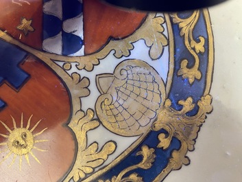 Een Chinese wapenschotel met blauw-wit, verguld en ijzerrood decor, Qianlong