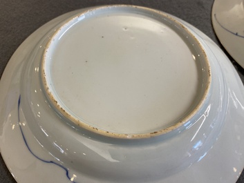 Een paar Chinese blauw-witte borden met geleerden, Kangxi