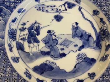 Een paar Chinese blauw-witte borden met geleerden, Kangxi