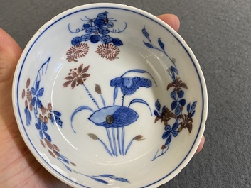 Een paar Chinese blauw-witte en koperrode kommen, Xuande merk, Wanli