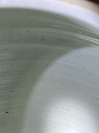 Een Chinese blauw-witte dekselpot met decor van antiquiteiten, Kangxi