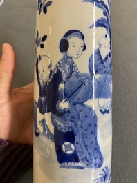 Een Chinees blauw-wit kaststel van vier vazen met dames en kinderen, Kangxi merk, 19e eeuw