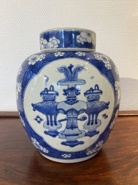 Een Chinese blauw-witte dekselpot met decor van antiquiteiten, Kangxi