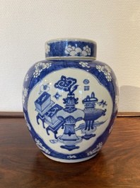 Een Chinese blauw-witte dekselpot met decor van antiquiteiten, Kangxi