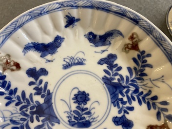 Een Chinese blauw-witte en koperrode kop en schotel, Kangxi