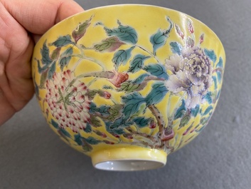 Bol en porcelaine de Chine famille rose &agrave; d&eacute;cor floral sur fond jaune, marque de Yongzheng mais probablement post&eacute;rieur