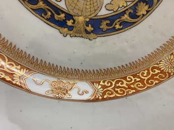 Een Chinese wapenschotel met blauw-wit, verguld en ijzerrood decor, Qianlong