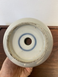 Een Chinese blauw-witte kalebasvaas, 19e eeuw