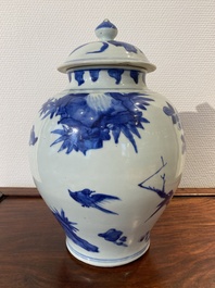 Een Chinese blauw-witte dekselvaas met vogels bij bloesemtakken, Transitie periode