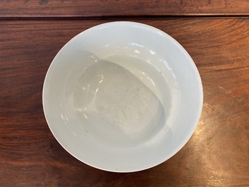 Een Chinese monochrome leverrode kom, Qianlong merk en periode