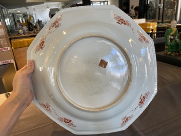 Een grote Chinese octagonale famille verte schotel, Kangxi