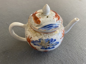 Een Chinese ijzerrode en grisaille theepot met karpers en kraanvogels, Yongzheng