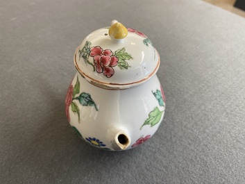 Een Chinese famille rose theepot en deksel met pioenen, Yongzheng