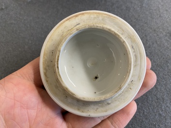 Een Chinese ijzerrode en grisaille theepot met karpers en kraanvogels, Yongzheng