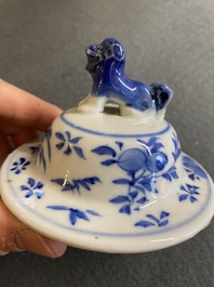 Een Chinees blauw-wit kaststel van vier vazen met dames en kinderen, Kangxi merk, 19e eeuw