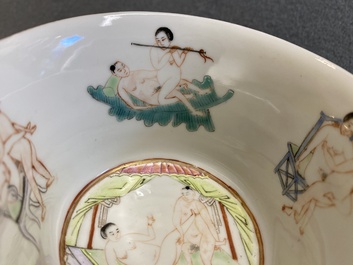 Twee Chinese famille rose kommen met erotisch decor, Kangxi merk, 19e eeuw