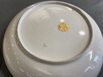 Een paar Chinese famille rose 'pseudo-tabaksbladeren' borden, Qianlong