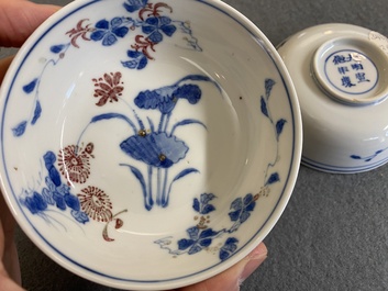 Een paar Chinese blauw-witte en koperrode kommen, Xuande merk, Wanli