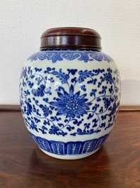 Een Chinese blauw-witte pot met lotusslingers, Qianlong