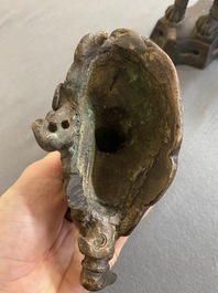 Br&ucirc;le-parfum couvert en bronze en forme d'un Luohan sur un lion bouddhiste, Chine, fin Ming/d&eacute;but du Qing