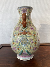 Een Chinese famille rose 'hu' vaas met decor van de 'acht onsterfelijken', Qianlong merk, Republiek