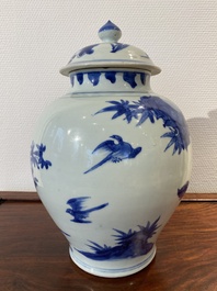 Een Chinese blauw-witte dekselvaas met vogels bij bloesemtakken, Transitie periode