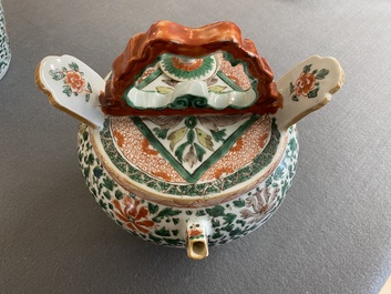 Een paar Chinese famille verte lijmpotten met deksels, Kangxi